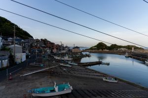 夕刻、港町を歩く